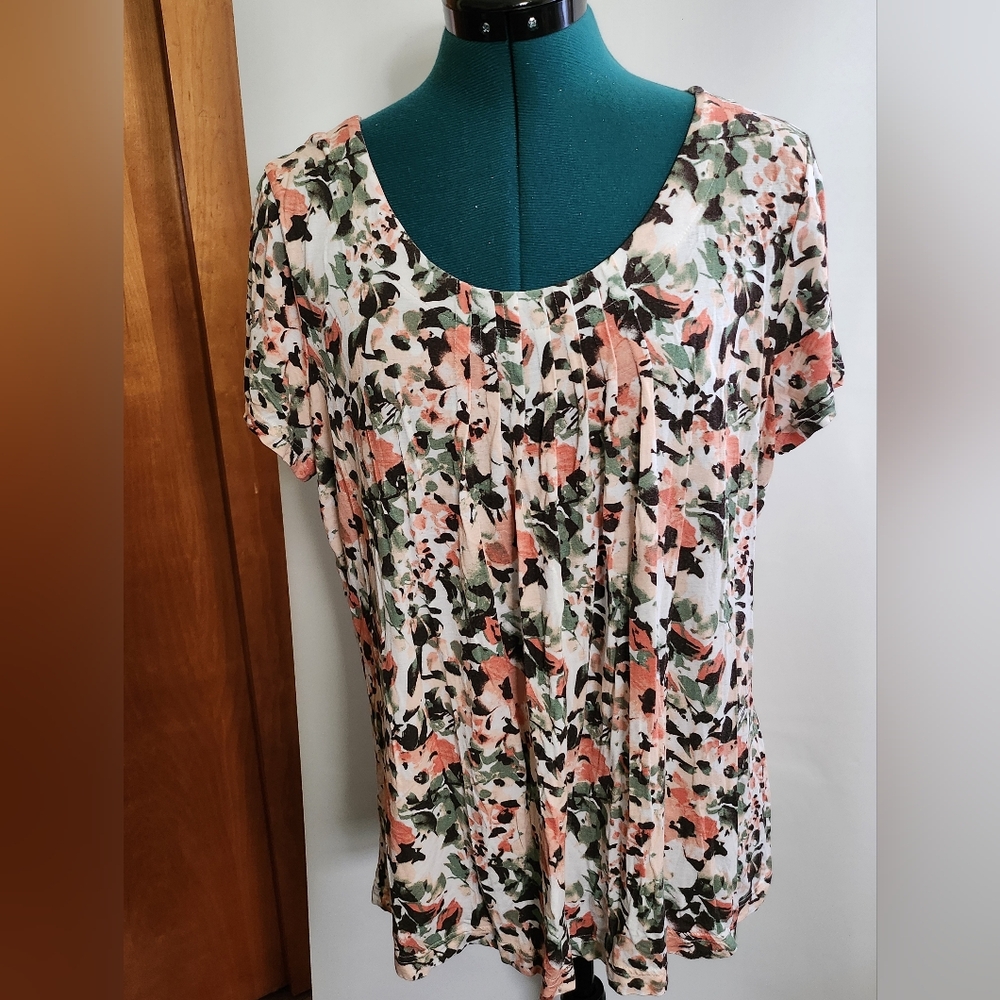 croft & barrow Floral Scoop-Neck Short Sleeve Top in Pink and Green - Picture 2 of 7